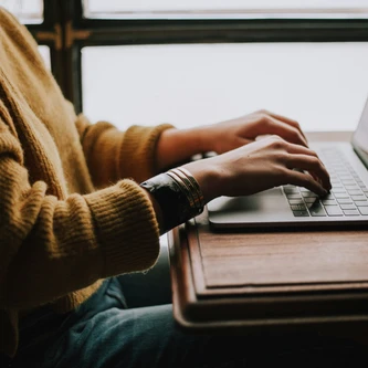 Person skriver på en laptop